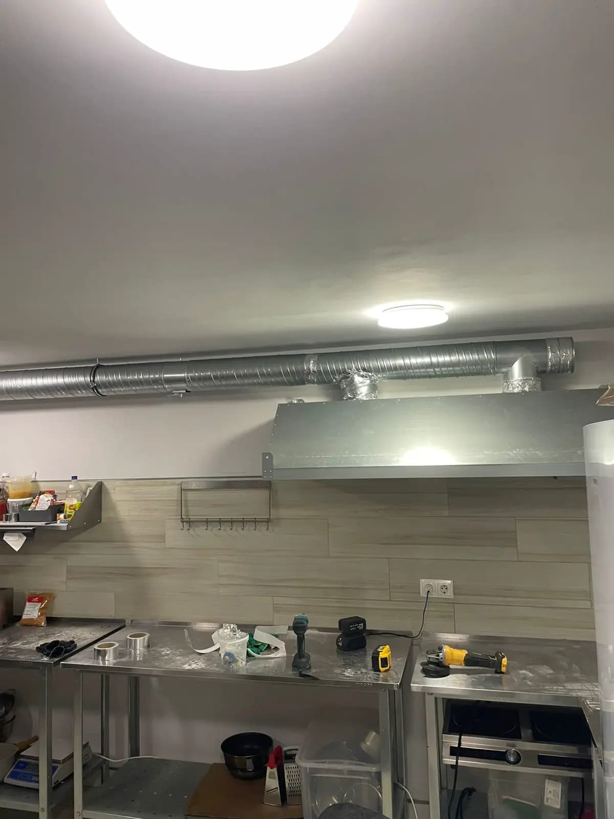 Монтаж вентиляции в кафе Старый Изборск — этап работ 2