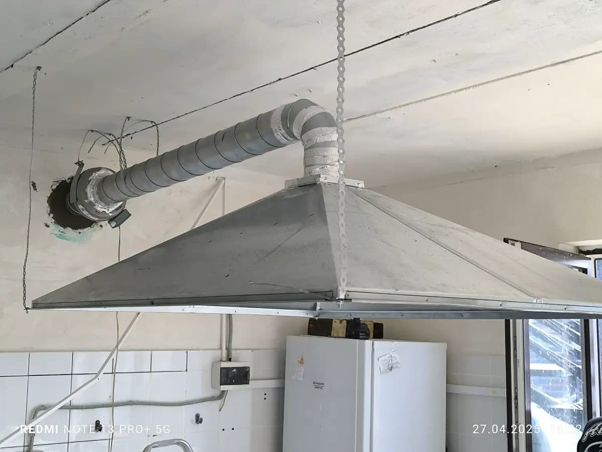 Монтаж вытяжной вентиляции в кафе Себеж