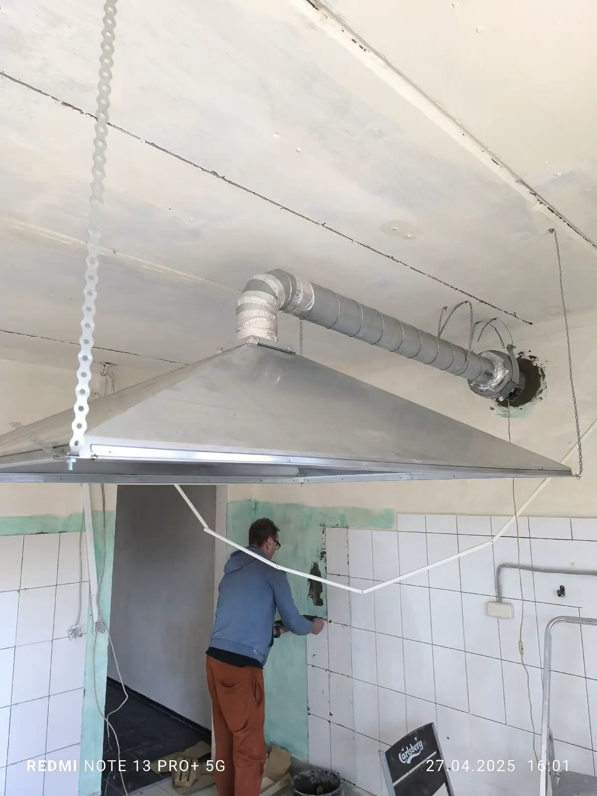 Кафе Себеж: монтаж вытяжного зонта и воздуховода — фото 2